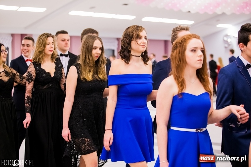 Zdjęcie w galerii na portalu naszraciborz.pl: Bal na 102! Studniówka II LO im. Adama Mickiewicza w Zakrzowie wiadomości z regionu