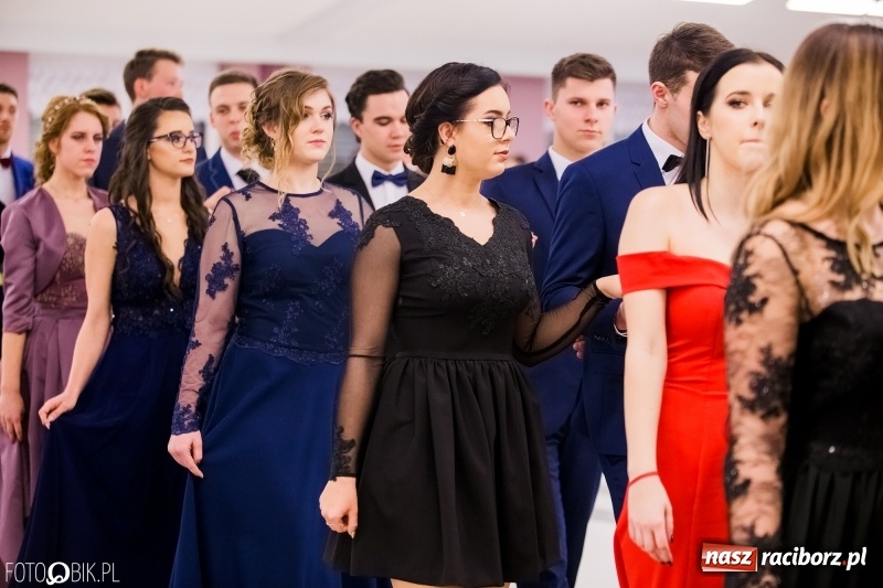 Zdjęcie w galerii na portalu naszraciborz.pl: Bal na 102! Studniówka II LO im. Adama Mickiewicza w Zakrzowie wiadomości z regionu