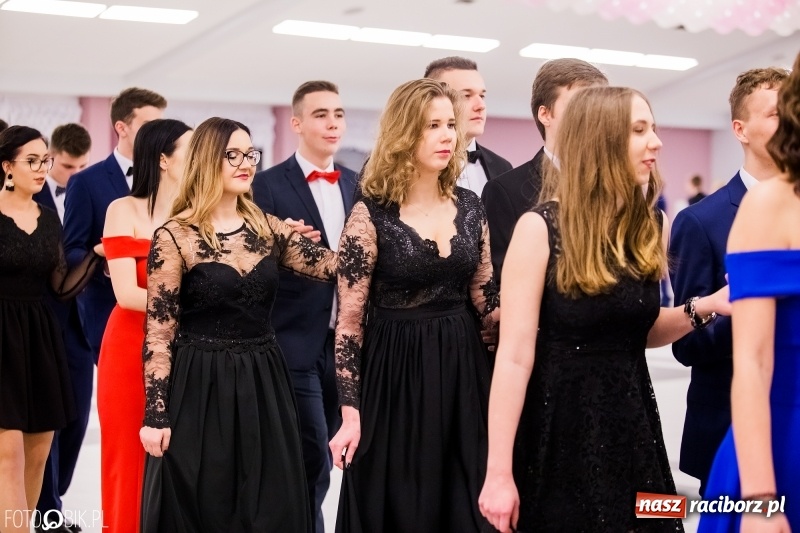 Zdjęcie w galerii na portalu naszraciborz.pl: Bal na 102! Studniówka II LO im. Adama Mickiewicza w Zakrzowie wiadomości z regionu