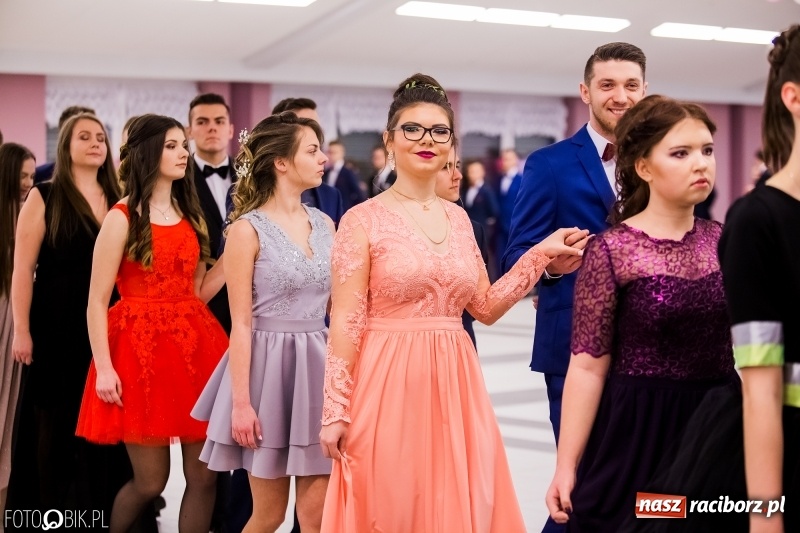Zdjęcie w galerii na portalu naszraciborz.pl: Bal na 102! Studniówka II LO im. Adama Mickiewicza w Zakrzowie wiadomości z regionu