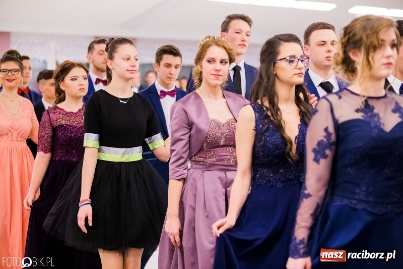 Zdjęcie w galerii na portalu naszraciborz.pl: Bal na 102! Studniówka II LO im. Adama Mickiewicza w Zakrzowie wiadomości z regionu