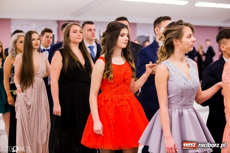 Zdjęcie w galerii na portalu naszraciborz.pl: Bal na 102! Studniówka II LO im. Adama Mickiewicza w Zakrzowie wiadomości z regionu