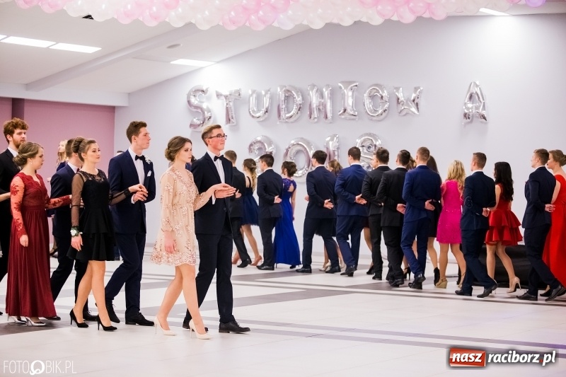 Zdjęcie w galerii na portalu naszraciborz.pl: Bal na 102! Studniówka II LO im. Adama Mickiewicza w Zakrzowie wiadomości z regionu