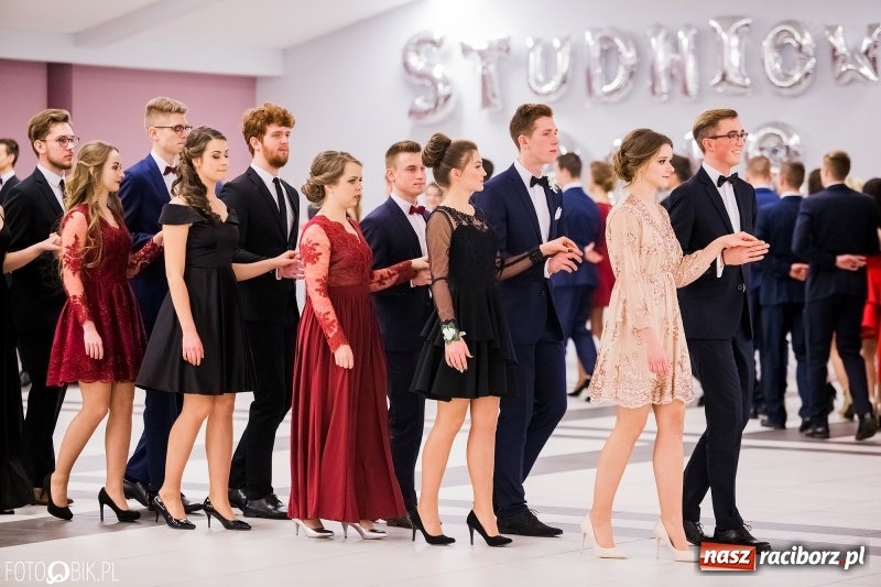 Zdjęcie w galerii na portalu naszraciborz.pl: Bal na 102! Studniówka II LO im. Adama Mickiewicza w Zakrzowie wiadomości z regionu