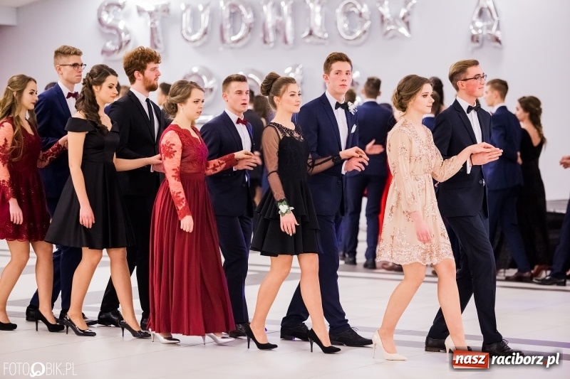 Zdjęcie w galerii na portalu naszraciborz.pl: Bal na 102! Studniówka II LO im. Adama Mickiewicza w Zakrzowie wiadomości z regionu