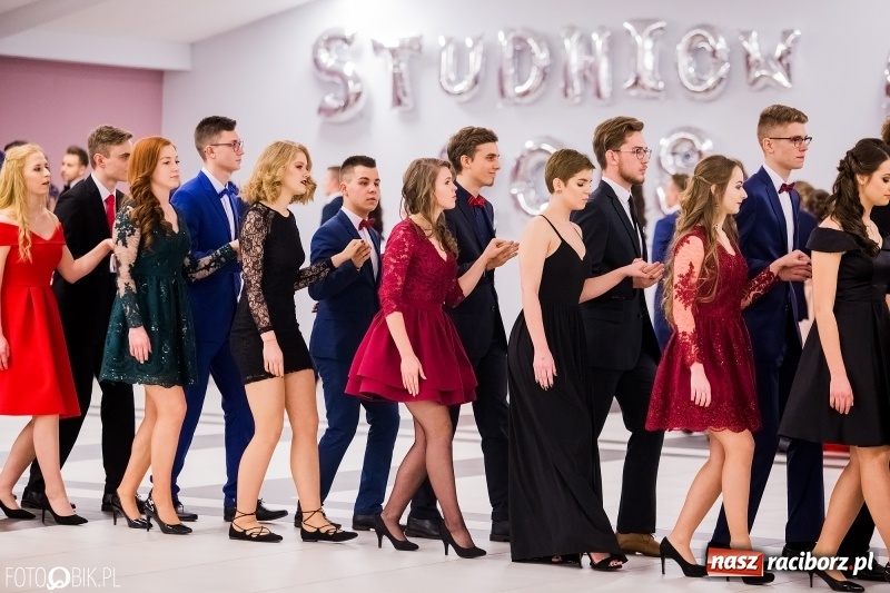 Zdjęcie w galerii na portalu naszraciborz.pl: Bal na 102! Studniówka II LO im. Adama Mickiewicza w Zakrzowie wiadomości z regionu
