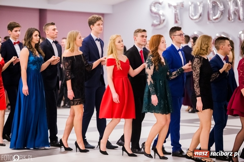 Zdjęcie w galerii na portalu naszraciborz.pl: Bal na 102! Studniówka II LO im. Adama Mickiewicza w Zakrzowie wiadomości z regionu