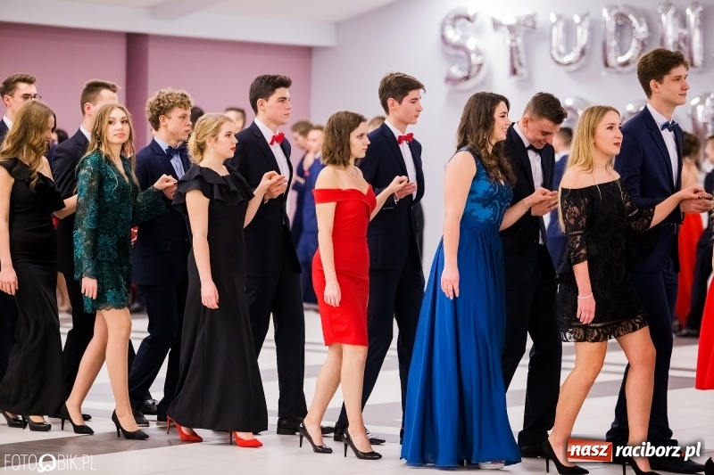 Zdjęcie w galerii na portalu naszraciborz.pl: Bal na 102! Studniówka II LO im. Adama Mickiewicza w Zakrzowie wiadomości z regionu