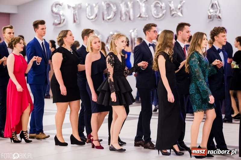 Zdjęcie w galerii na portalu naszraciborz.pl: Bal na 102! Studniówka II LO im. Adama Mickiewicza w Zakrzowie wiadomości z regionu