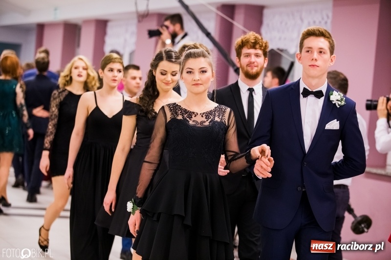 Zdjęcie w galerii na portalu naszraciborz.pl: Bal na 102! Studniówka II LO im. Adama Mickiewicza w Zakrzowie wiadomości z regionu