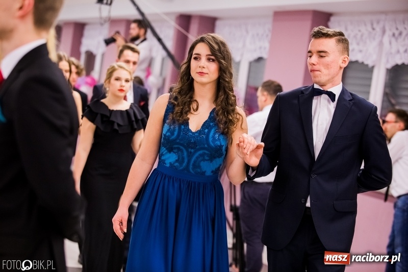 Zdjęcie w galerii na portalu naszraciborz.pl: Bal na 102! Studniówka II LO im. Adama Mickiewicza w Zakrzowie wiadomości z regionu