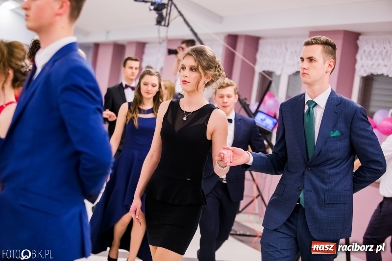 Zdjęcie w galerii na portalu naszraciborz.pl: Bal na 102! Studniówka II LO im. Adama Mickiewicza w Zakrzowie wiadomości z regionu