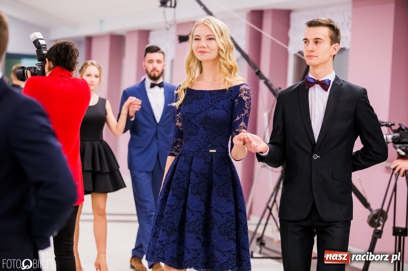 Zdjęcie w galerii na portalu naszraciborz.pl: Bal na 102! Studniówka II LO im. Adama Mickiewicza w Zakrzowie wiadomości z regionu