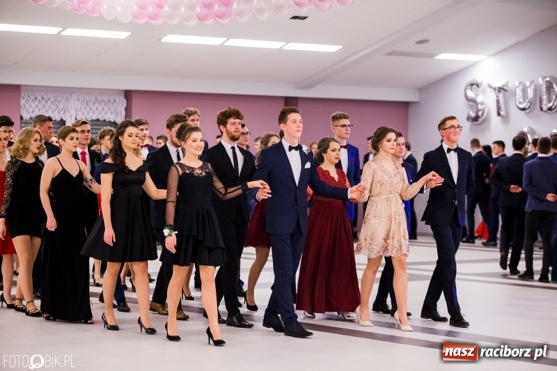 Zdjęcie w galerii na portalu naszraciborz.pl: Bal na 102! Studniówka II LO im. Adama Mickiewicza w Zakrzowie wiadomości z regionu