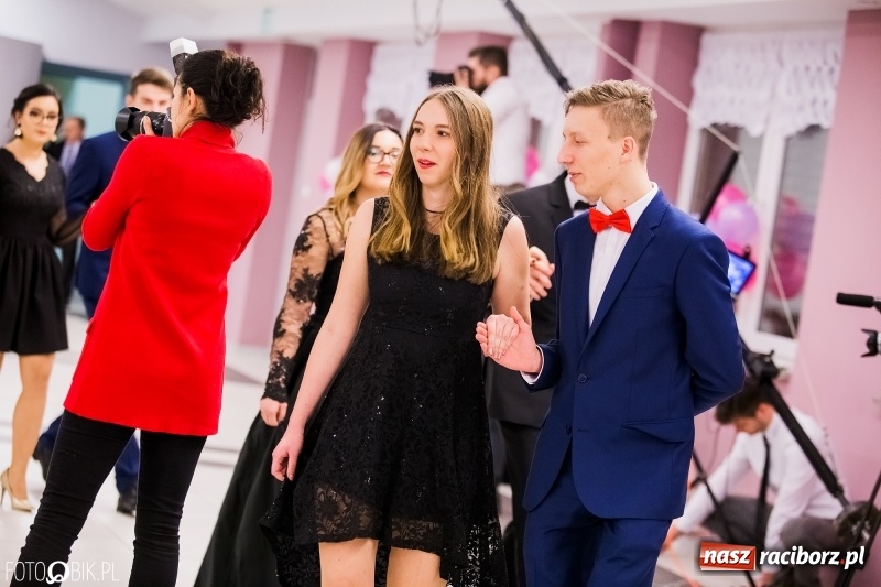 Zdjęcie w galerii na portalu naszraciborz.pl: Bal na 102! Studniówka II LO im. Adama Mickiewicza w Zakrzowie wiadomości z regionu