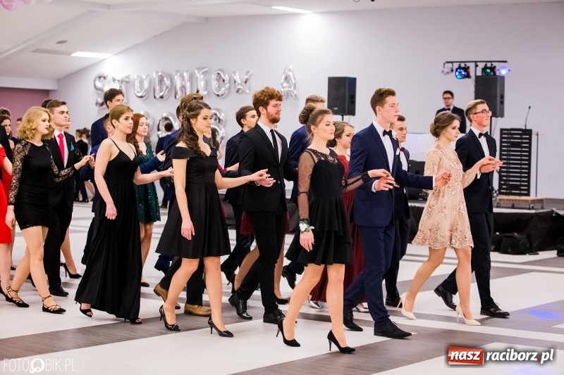 Zdjęcie w galerii na portalu naszraciborz.pl: Bal na 102! Studniówka II LO im. Adama Mickiewicza w Zakrzowie wiadomości z regionu
