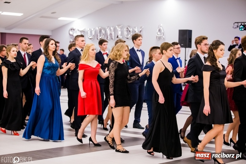 Zdjęcie w galerii na portalu naszraciborz.pl: Bal na 102! Studniówka II LO im. Adama Mickiewicza w Zakrzowie wiadomości z regionu