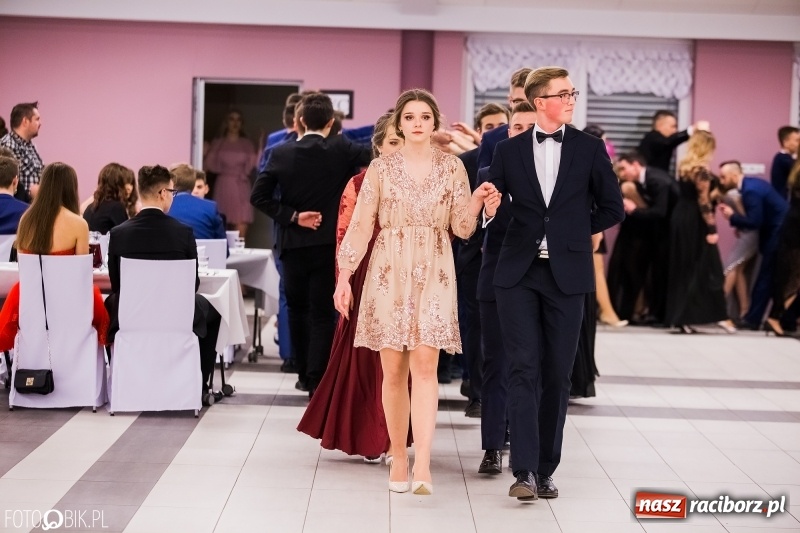 Zdjęcie w galerii na portalu naszraciborz.pl: Bal na 102! Studniówka II LO im. Adama Mickiewicza w Zakrzowie wiadomości z regionu