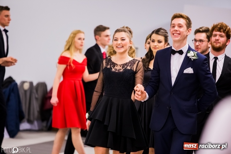 Zdjęcie w galerii na portalu naszraciborz.pl: Bal na 102! Studniówka II LO im. Adama Mickiewicza w Zakrzowie wiadomości z regionu