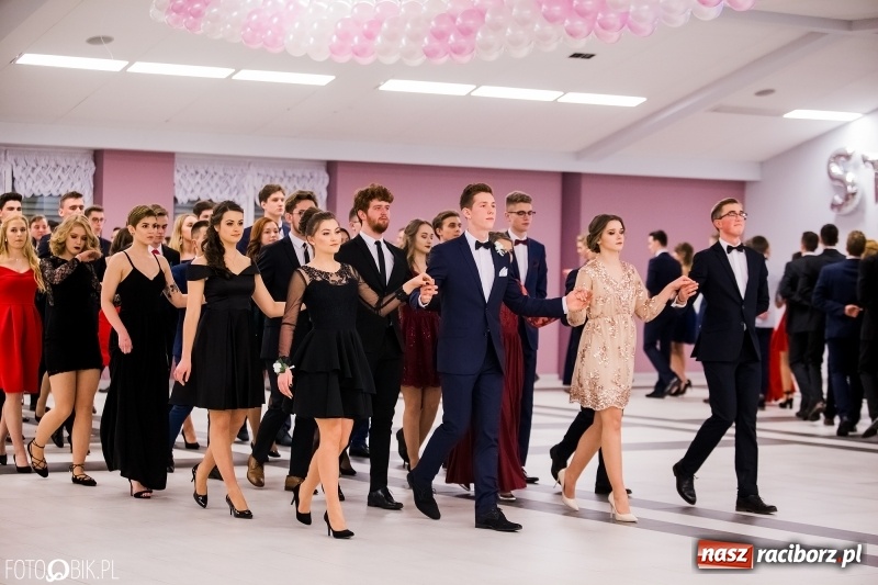 Zdjęcie w galerii na portalu naszraciborz.pl: Bal na 102! Studniówka II LO im. Adama Mickiewicza w Zakrzowie wiadomości z regionu