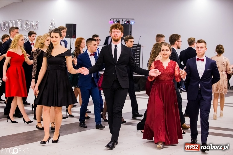 Zdjęcie w galerii na portalu naszraciborz.pl: Bal na 102! Studniówka II LO im. Adama Mickiewicza w Zakrzowie wiadomości z regionu