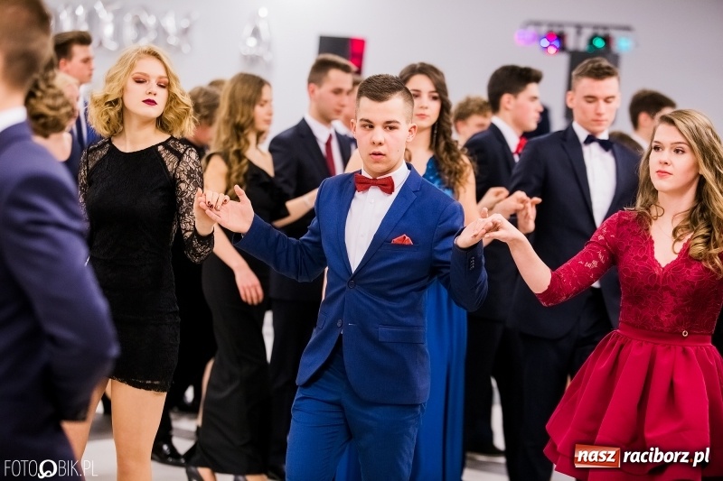 Zdjęcie w galerii na portalu naszraciborz.pl: Bal na 102! Studniówka II LO im. Adama Mickiewicza w Zakrzowie wiadomości z regionu