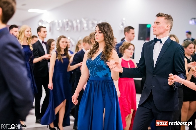 Zdjęcie w galerii na portalu naszraciborz.pl: Bal na 102! Studniówka II LO im. Adama Mickiewicza w Zakrzowie wiadomości z regionu