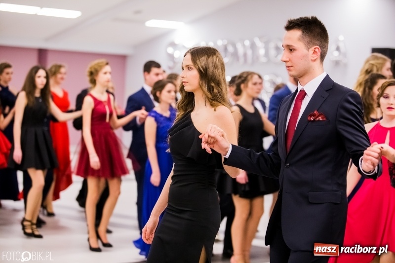 Zdjęcie w galerii na portalu naszraciborz.pl: Bal na 102! Studniówka II LO im. Adama Mickiewicza w Zakrzowie wiadomości z regionu