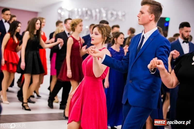 Zdjęcie w galerii na portalu naszraciborz.pl: Bal na 102! Studniówka II LO im. Adama Mickiewicza w Zakrzowie wiadomości z regionu