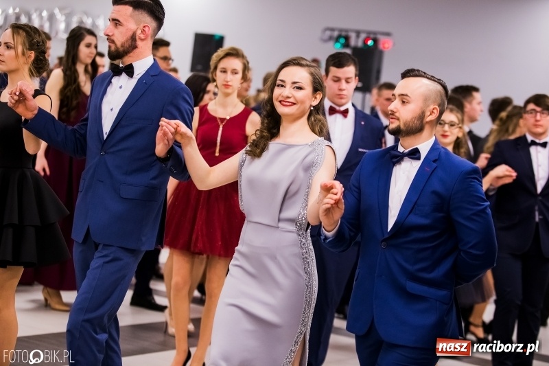 Zdjęcie w galerii na portalu naszraciborz.pl: Bal na 102! Studniówka II LO im. Adama Mickiewicza w Zakrzowie wiadomości z regionu
