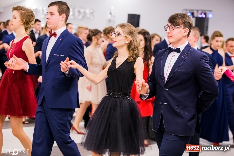 Zdjęcie w galerii na portalu naszraciborz.pl: Bal na 102! Studniówka II LO im. Adama Mickiewicza w Zakrzowie wiadomości z regionu