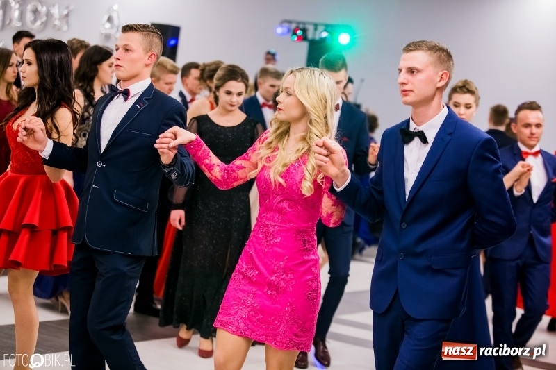 Zdjęcie w galerii na portalu naszraciborz.pl: Bal na 102! Studniówka II LO im. Adama Mickiewicza w Zakrzowie wiadomości z regionu