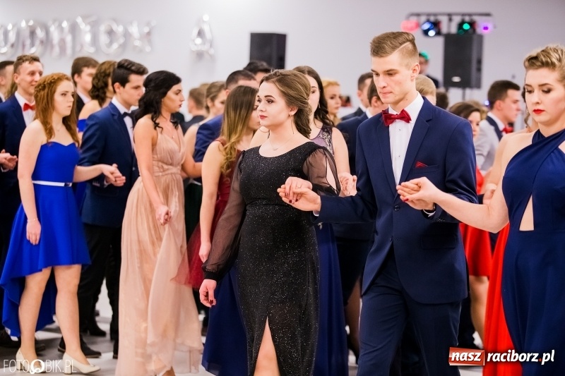 Zdjęcie w galerii na portalu naszraciborz.pl: Bal na 102! Studniówka II LO im. Adama Mickiewicza w Zakrzowie wiadomości z regionu