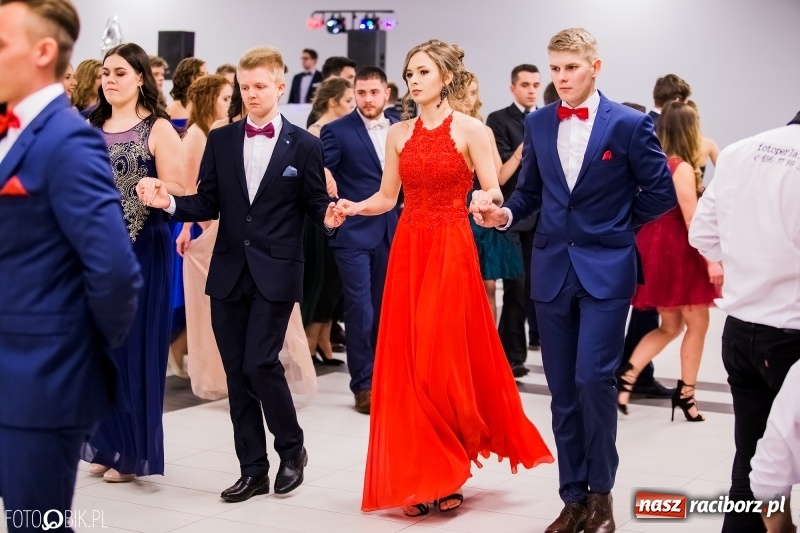 Zdjęcie w galerii na portalu naszraciborz.pl: Bal na 102! Studniówka II LO im. Adama Mickiewicza w Zakrzowie wiadomości z regionu