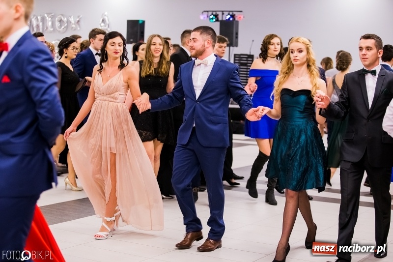 Zdjęcie w galerii na portalu naszraciborz.pl: Bal na 102! Studniówka II LO im. Adama Mickiewicza w Zakrzowie wiadomości z regionu