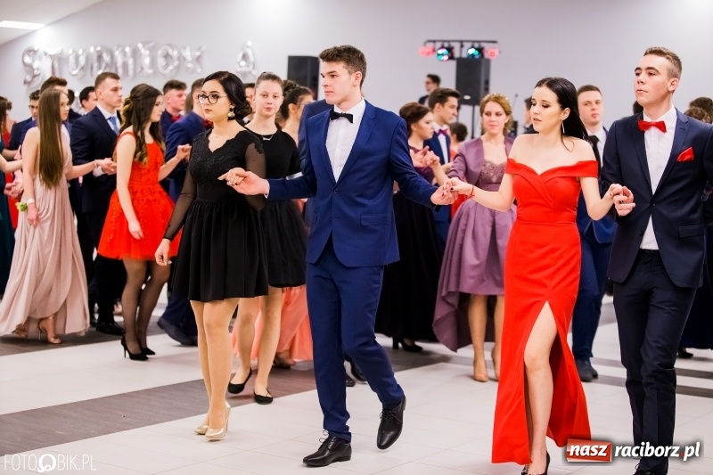 Zdjęcie w galerii na portalu naszraciborz.pl: Bal na 102! Studniówka II LO im. Adama Mickiewicza w Zakrzowie wiadomości z regionu