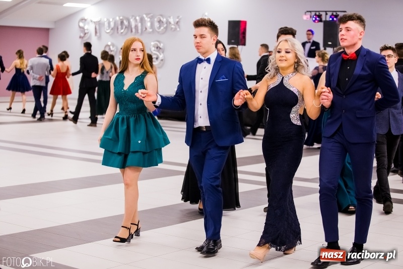 Zdjęcie w galerii na portalu naszraciborz.pl: Bal na 102! Studniówka II LO im. Adama Mickiewicza w Zakrzowie wiadomości z regionu