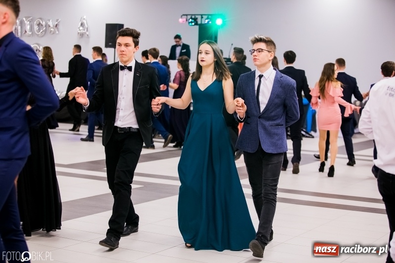Zdjęcie w galerii na portalu naszraciborz.pl: Bal na 102! Studniówka II LO im. Adama Mickiewicza w Zakrzowie wiadomości z regionu