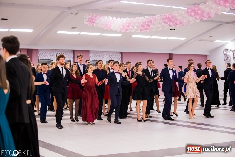 Zdjęcie w galerii na portalu naszraciborz.pl: Bal na 102! Studniówka II LO im. Adama Mickiewicza w Zakrzowie wiadomości z regionu