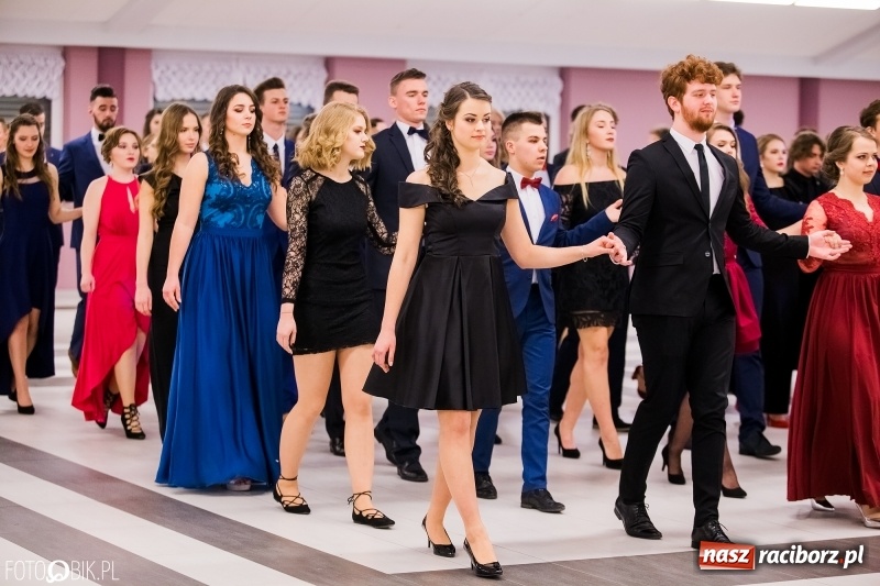 Zdjęcie w galerii na portalu naszraciborz.pl: Bal na 102! Studniówka II LO im. Adama Mickiewicza w Zakrzowie wiadomości z regionu