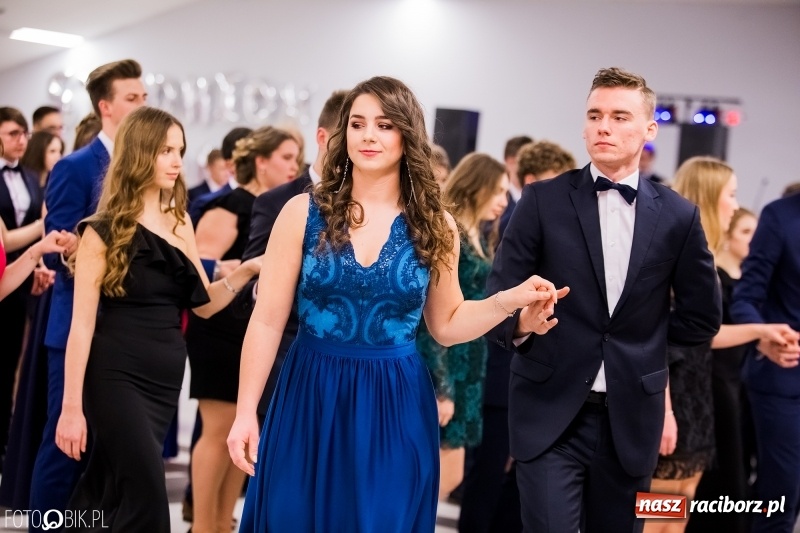 Zdjęcie w galerii na portalu naszraciborz.pl: Bal na 102! Studniówka II LO im. Adama Mickiewicza w Zakrzowie wiadomości z regionu