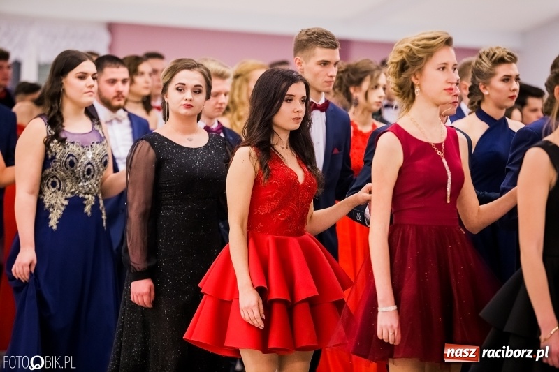 Zdjęcie w galerii na portalu naszraciborz.pl: Bal na 102! Studniówka II LO im. Adama Mickiewicza w Zakrzowie wiadomości z regionu