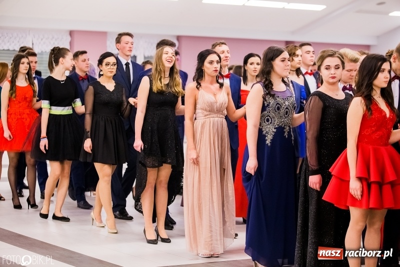 Zdjęcie w galerii na portalu naszraciborz.pl: Bal na 102! Studniówka II LO im. Adama Mickiewicza w Zakrzowie wiadomości z regionu