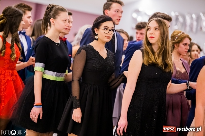 Zdjęcie w galerii na portalu naszraciborz.pl: Bal na 102! Studniówka II LO im. Adama Mickiewicza w Zakrzowie wiadomości z regionu