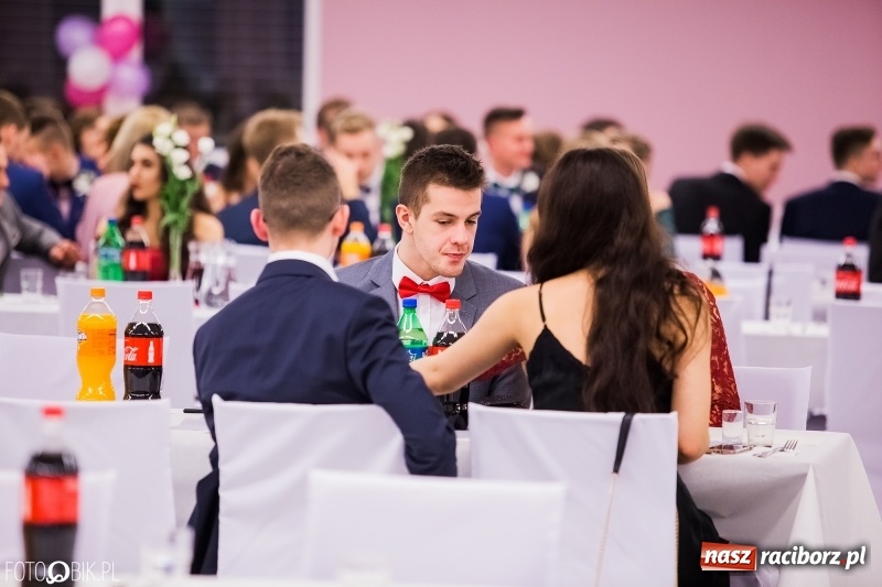 Zdjęcie w galerii na portalu naszraciborz.pl: Bal na 102! Studniówka II LO im. Adama Mickiewicza w Zakrzowie wiadomości z regionu