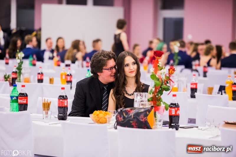 Zdjęcie w galerii na portalu naszraciborz.pl: Bal na 102! Studniówka II LO im. Adama Mickiewicza w Zakrzowie wiadomości z regionu