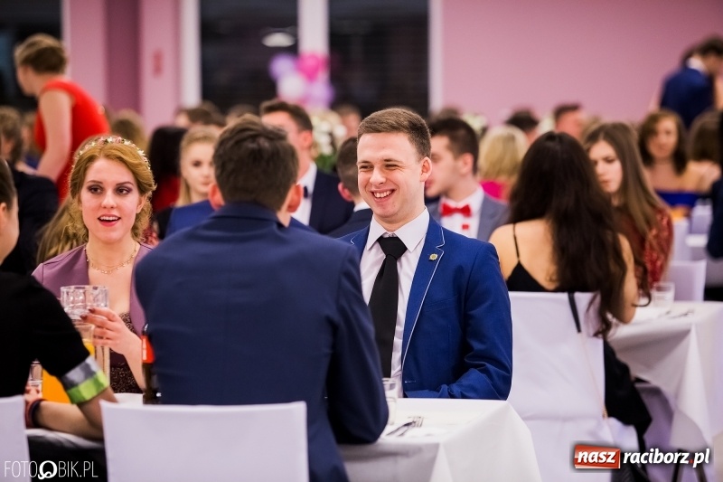 Zdjęcie w galerii na portalu naszraciborz.pl: Bal na 102! Studniówka II LO im. Adama Mickiewicza w Zakrzowie wiadomości z regionu