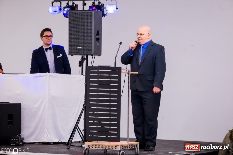 Zdjęcie w galerii na portalu naszraciborz.pl: Bal na 102! Studniówka II LO im. Adama Mickiewicza w Zakrzowie wiadomości z regionu