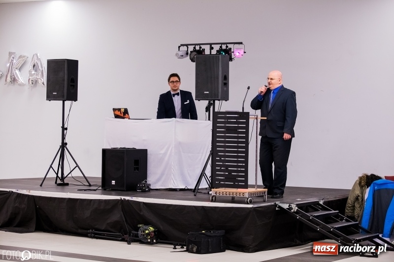 Zdjęcie w galerii na portalu naszraciborz.pl: Bal na 102! Studniówka II LO im. Adama Mickiewicza w Zakrzowie wiadomości z regionu