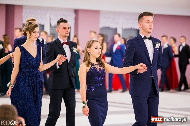 Zdjęcie w galerii na portalu naszraciborz.pl: Bal na 102! Studniówka II LO im. Adama Mickiewicza w Zakrzowie wiadomości z regionu